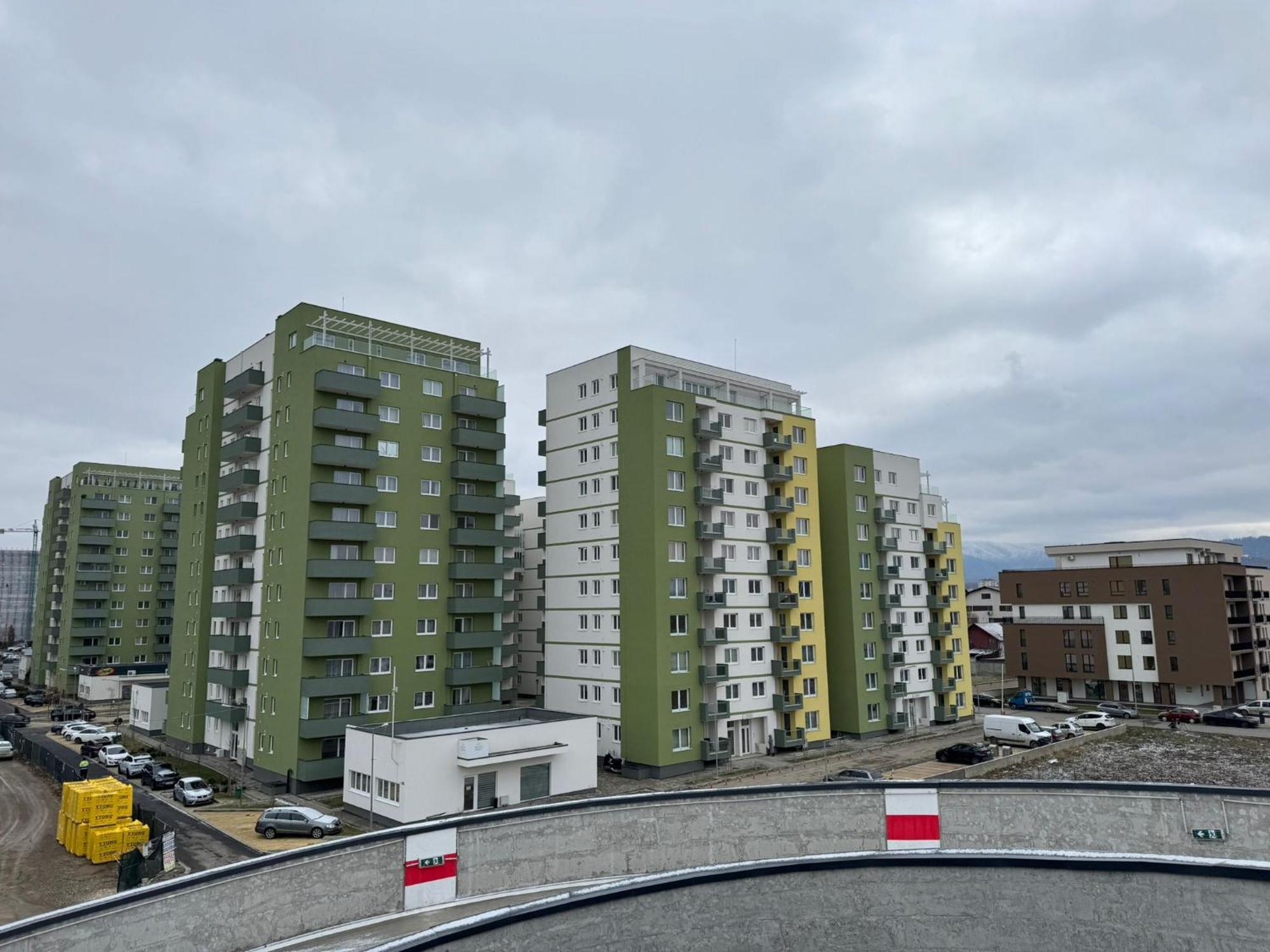 Coresi Mall Area Studios & Apartments By Glam Braşov Exteriör bild